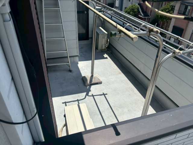床面に色あせあるベランダ